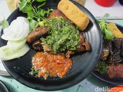 Nasi Uduk 17 : Nampol! Nasi Uduk Berlauk Bebek Penyet Cabe Ijo