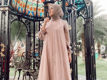 7 Inspirasi OOTD Idul Adha yang Stylish untuk Wanita 30-an
