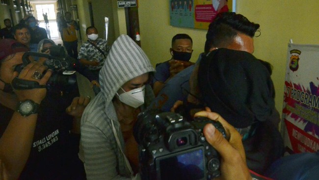 Polisi menetapkan dua muncikari sebagai tersangka kasus perdagangan orang, sementara artis VS sebagai saksi.