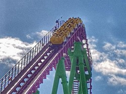 Ngeri, Puluhan Penumpang Terjebak di Roller Coaster Setinggi 46 Meter