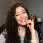 Wanita Ini Punya Ritual Aneh Pakai Darah Haid untuk Kulit Glowing, Beneran?