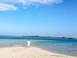 Hamparan Pasir Putih dan Laut Biru di Pulau Semujur