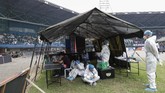 FOTO: Magnet Mudik Gratis Filipina, Warga Abaikan Jaga Jarak Ribuan penduduk Filipina berkumpul di stadion Kompleks Olahraga Rizal di ibu kota Manila untuk mengikuti program mudik gratis dari pemerintah.