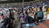 FOTO: Magnet Mudik Gratis Filipina, Warga Abaikan Jaga Jarak Ribuan penduduk Filipina berkumpul di stadion Kompleks Olahraga Rizal di ibu kota Manila untuk mengikuti program mudik gratis dari pemerintah.