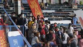 FOTO: Magnet Mudik Gratis Filipina, Warga Abaikan Jaga Jarak Ribuan penduduk Filipina berkumpul di stadion Kompleks Olahraga Rizal di ibu kota Manila untuk mengikuti program mudik gratis dari pemerintah.
