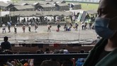 FOTO: Magnet Mudik Gratis Filipina, Warga Abaikan Jaga Jarak Ribuan penduduk Filipina berkumpul di stadion Kompleks Olahraga Rizal di ibu kota Manila untuk mengikuti program mudik gratis dari pemerintah.