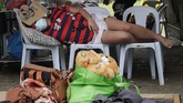 FOTO: Magnet Mudik Gratis Filipina, Warga Abaikan Jaga Jarak Ribuan penduduk Filipina berkumpul di stadion Kompleks Olahraga Rizal di ibu kota Manila untuk mengikuti program mudik gratis dari pemerintah.