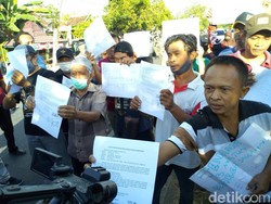 Pembongkaran Pagar Tembok yang Blokade Rumah Wisnu Diwarnai Aksi Demo