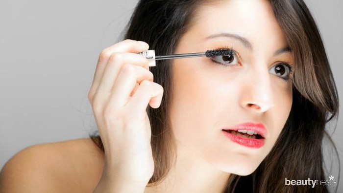 Sering Pakai Maskara Waterproof? Lakukan 5 Cara Ini Agar Bulu Mata Tetap Kuat dan Tidak Mudah Rontok