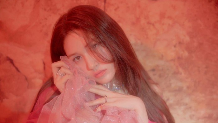 Tampil Stunning, Gaya Makeup dan Hairstyle Somi Curi Perhatian