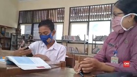VIDEO: Tidak Punya HP, Seorang Siswa Belajar di Sekolah