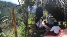 VIDEO: Belajar di Tepi Jurang Demi Jaringan Internet