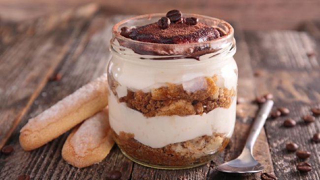 Dessert box dijual dengan harga yang tak murah. Solusinya, kamu bisa membuatnya sendiri di rumah dengan bahan-bahan yang bisa dipesan lewat GrabMart.