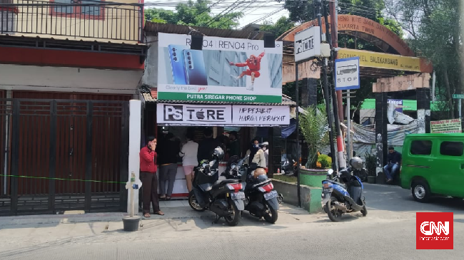Jaksa mendakwa bos PS Store, Putra Siregar melakukan penimbunan dan penjualan ponsel ilegal yang diperoleh dari DPO bernama Jimmy.