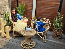 Wulan Guritno dan Putrinya Pamer Jersey Persib Milik Febri Hariyadi