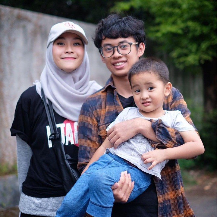 <p>Zaskia memperlakukan Bhumi seperti anak kandungnya sendiri. Mereka juga sangat dekat lho. Dalam berbagai kesempatan mengabadikan momen bersama. (Foto: Instagram @zaskiadyamecca)</p>