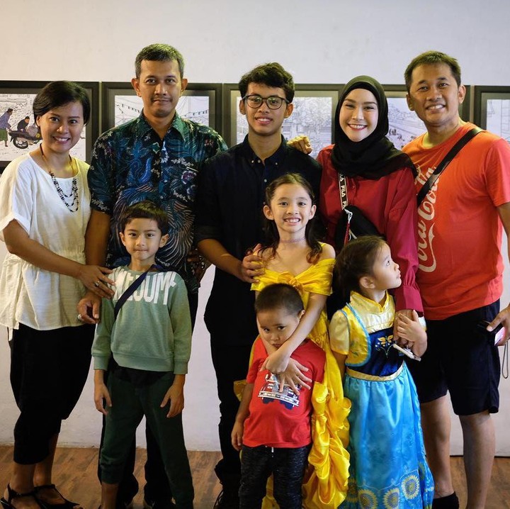 <p>Momen saat Bhumi berfoto dengan keempat orang tuanya, serta adik-adiknya. He-he-he. Potret ini membuktikan keluarga Hanung sangat harmonis dengan keluarga mantan istrinya ya, Bun. (Foto: Instagram @zaskiadyamecca)</p>