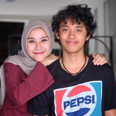 Zaskia Mecca Dituduh Pilih Kasih, Eks Istri Hanung Bramantyo Membela