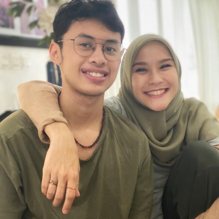 <p>"Matching sama temen kampus," tulis Zaskia pada caption foto ini. Menurut Bunda gimana?  (Foto: Instagram @zaskiadyamecca)</p>