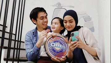 ARTIS LAIN YANG MELAHIRKAN DENGAN BANTUAN BIDAN