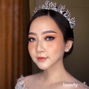 Cantiknya Asta Riri, Makeup Sendiri di Hari Pernikahan