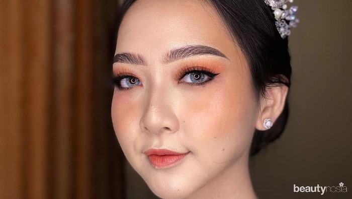 Cantiknya Asta Riri, Makeup Sendiri di Hari Pernikahan