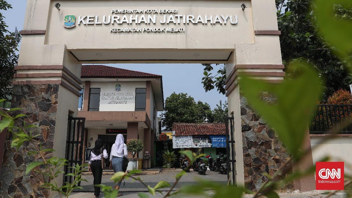 FOTO: Tak Punya Kuota Internet, Siswa Belajar di Kelurahan