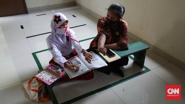 FOTO: Tak Punya Kuota Internet, Siswa Belajar di Kelurahan