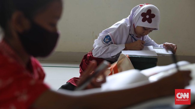 Sejumlah pihak menolak keputusan Mendikbud Nadiem Makarim soal pembukaan sekolah di tengah pandemi. Keputusan tersebut dinilai tak berdasar.