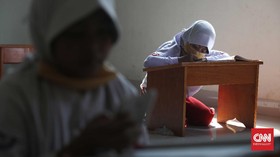 FOTO: Tak Punya Kuota Internet, Siswa Belajar di Kelurahan