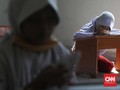 FOTO: Tak Punya Kuota Internet, Siswa Belajar di Kelurahan