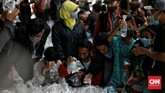 FOTO: Berburu Ikan Hias Kala Pandemi Covid-19 Memelihara ikan hias jadi salah satu hobi di tengah pandemi. Pasar ikan hias di Parung merupakan sentra penjualan yang acap disambangi para pecinta ikan hias.