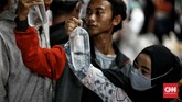 FOTO: Berburu Ikan Hias Kala Pandemi Covid-19 Memelihara ikan hias jadi salah satu hobi di tengah pandemi. Pasar ikan hias di Parung merupakan sentra penjualan yang acap disambangi para pecinta ikan hias.