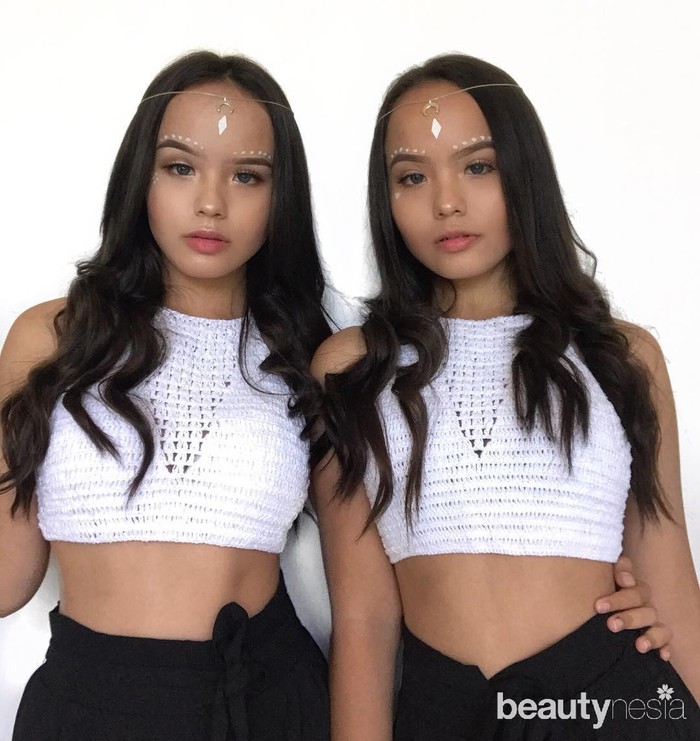 Tak hanya konten menarik, kembar identik ini juga memiliki paras cantik dan bentuk tubuh yang seksi, yang membuat keduanya makin disukai. Carlina O'connell dan Christina O'connell atau biasa disapa Carly dan Christy merupakan kembar identik. Keduanya memiliki paras, bentuk tubuh, dan model rambut yang sangat mirip. Mereka juga sama-sama cantik. Kamu pasti bakalan kesulitan membedakan. (Foto: https://www.instagram.com/carly.oc/)