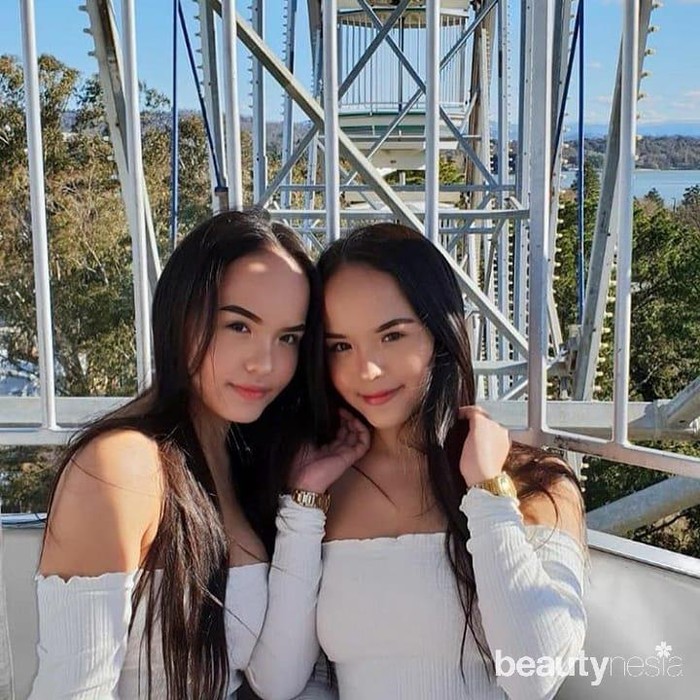Keakraban dan kekompakan dua anak kembar dari pasangan Connell dan Siti Junengsih itu tak diragukan lagi. Saking akrabnya, keduanya disebut twins goals. Kamu lebih suka yang mana, Carly atau Christy? (Foto: https://www.instagram.com/carly.oc/)