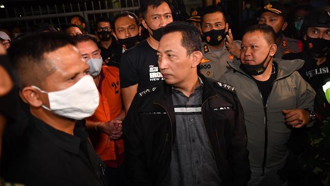 Wajah Lesu Djoko Tjandra Usai Ditangkap Kabareskrim Buronan Djoko Tjandra hanya tertunduk lesu usai saat berada di Bandara Halim Perdana Kusuma usai ditangkap Polri di Malaysia.