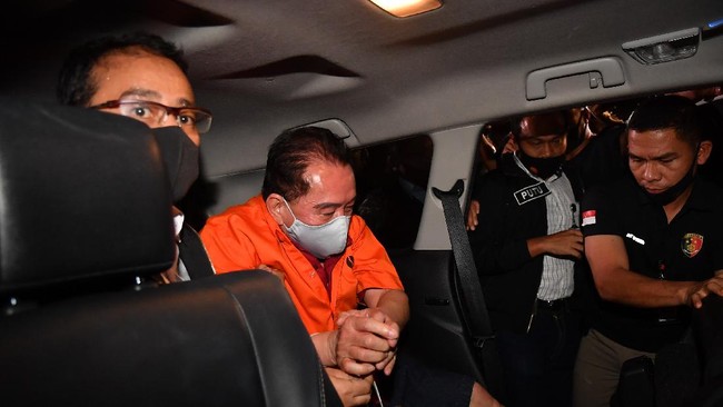 Buronan kasus korupsi Bank Bali Djoko Tjandra tak menjawab pertanyaan wartawan saat tiba di Bareskrim Polri.