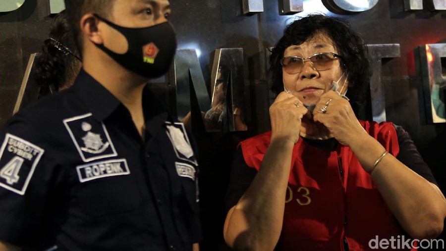 Ini Tampang Penghina Ahok dan Keluarga yang Dibekuk Polisi Dua pelaku pencemaran nama baik terhadap Basuki Tjahaja Purnama alias Ahok dibekuk polisi. Satu pelaku kini telah berada di Polda Metro Jaya.