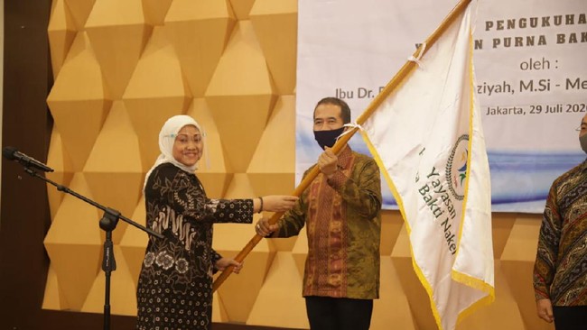 Ida Fauziyah mengukuhkan dan meresmikan jajaran pengurus Yayasan Purna Bakti Naker (YPBN) masa bakti 2020-2023 di Jakarta, Rabu (29/7).