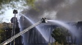 FOTO: Kereta Anjlok di atas Danau Buatan Arizona Sebanyak 12 rangkaian kereta barang anjlok dan terbakar di atas jembatan danau buatan di Phoenix, Arizona, Amerika Serikat.