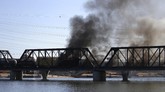 FOTO: Kereta Anjlok di atas Danau Buatan Arizona Sebanyak 12 rangkaian kereta barang anjlok dan terbakar di atas jembatan danau buatan di Phoenix, Arizona, Amerika Serikat.