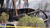 FOTO: Kereta Anjlok di atas Danau Buatan Arizona Sebanyak 12 rangkaian kereta barang anjlok dan terbakar di atas jembatan danau buatan di Phoenix, Arizona, Amerika Serikat.