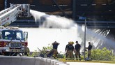 FOTO: Kereta Anjlok di atas Danau Buatan Arizona Sebanyak 12 rangkaian kereta barang anjlok dan terbakar di atas jembatan danau buatan di Phoenix, Arizona, Amerika Serikat.