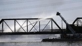 FOTO: Kereta Anjlok di atas Danau Buatan Arizona Sebanyak 12 rangkaian kereta barang anjlok dan terbakar di atas jembatan danau buatan di Phoenix, Arizona, Amerika Serikat.