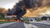 FOTO: Kereta Anjlok di atas Danau Buatan Arizona Sebanyak 12 rangkaian kereta barang anjlok dan terbakar di atas jembatan danau buatan di Phoenix, Arizona, Amerika Serikat.