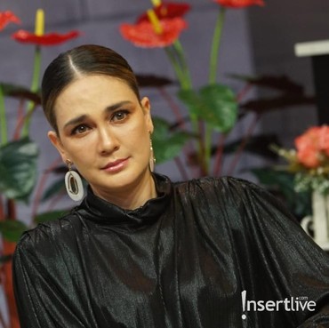 Pamer Cincin di Jari Manis, Luna Maya Dilamar?