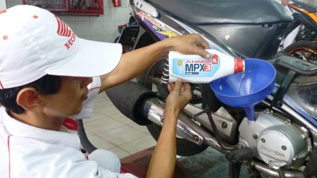Mengganti komponen sepeda motor secara berkala mendukung kesehatan motor secara keseluruhan.