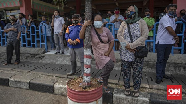Fokus pengendalian pandemi virus corona yang mengarah pada ekonomi dinilai berbahaya dan berisiko. Alih-alih ekonomi pulih, justru makin berat.