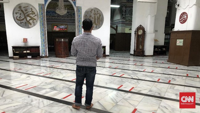 Masjid Cut Mutia dan Al Azhar di Jakarta memangkas jumlah jemaah Salat Id jadi setengah dari kapasitas masjid demi keamanan di masa pandemi.