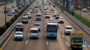 Ruas tol Jakarta-Cikampek. (CNBC Indonesia/ Muhammad Sabki) Kepadatan kendaraan di ruas tol Jakarta-Cikampek, Jakarta, Kamis, 30 Juli 2020. Pemerintah memprediksi akan adanya lonjakan lalu lintas kendaraan bermotor pada libur Iduladha nanti, karena tidak adanya larangan mudik seperti yang dilakukan pada saat Idulfitri lalu. Kementerian Perhubungan (Kemenhub) melakukan sejumlah antisipasi menjelang Hari Raya Idul Adha 1441 H. Antisipasi dilakukan mengingat perayaan Hari Raya Idul Adha jatuh pada Jumat (31/7/2020), yang berarti akan ada libur panjang akhir pekan (long weekend). Sementara untuk mengantisipasi lonjakan lalu lintas kendaraan bermotor saat liburan Idul Adha, Kemenhub mempersiapkan personel serta berkoordinasi dengan instansi terkait seperti kepolisian dan Dinas Perhubungan di daerah untuk meningkatkan pengawasan di lapangan, serta dengan para operator transportasi. (CNBC Indonesia/ Muhammad Sabki)